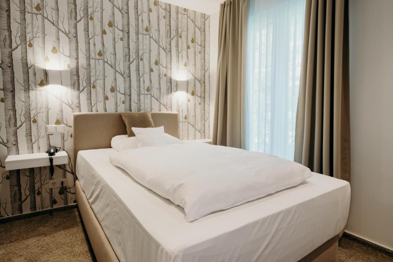 Hotel Crystal ซาร์บรึคเคน ภายนอก รูปภาพ