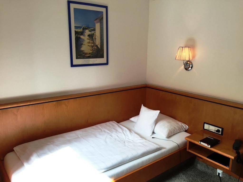 Hotel Crystal ซาร์บรึคเคน ภายนอก รูปภาพ